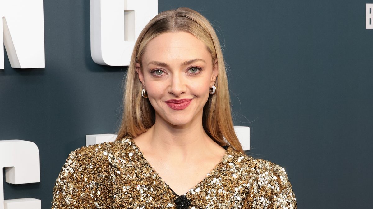 Amanda Seyfried admits her ‘boobs fell out’ in entrance of A-list movie star throughout award present in new interview
