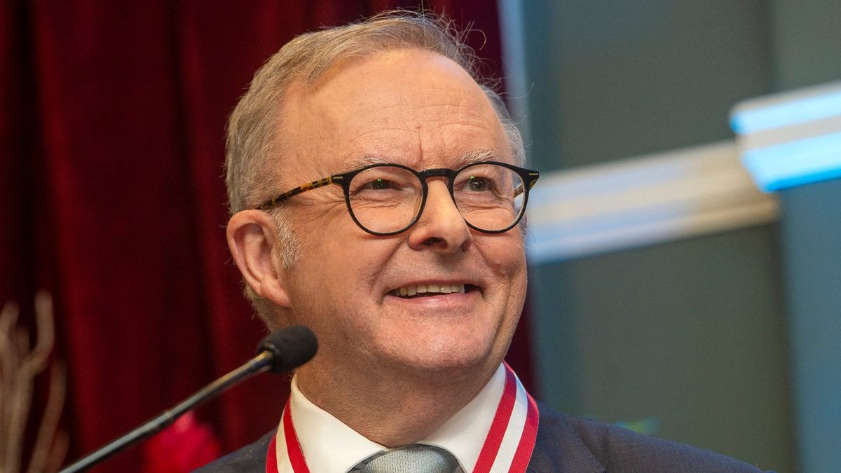 Married Australian PM points apology for saying he would ‘shag’ Kylie Minogue