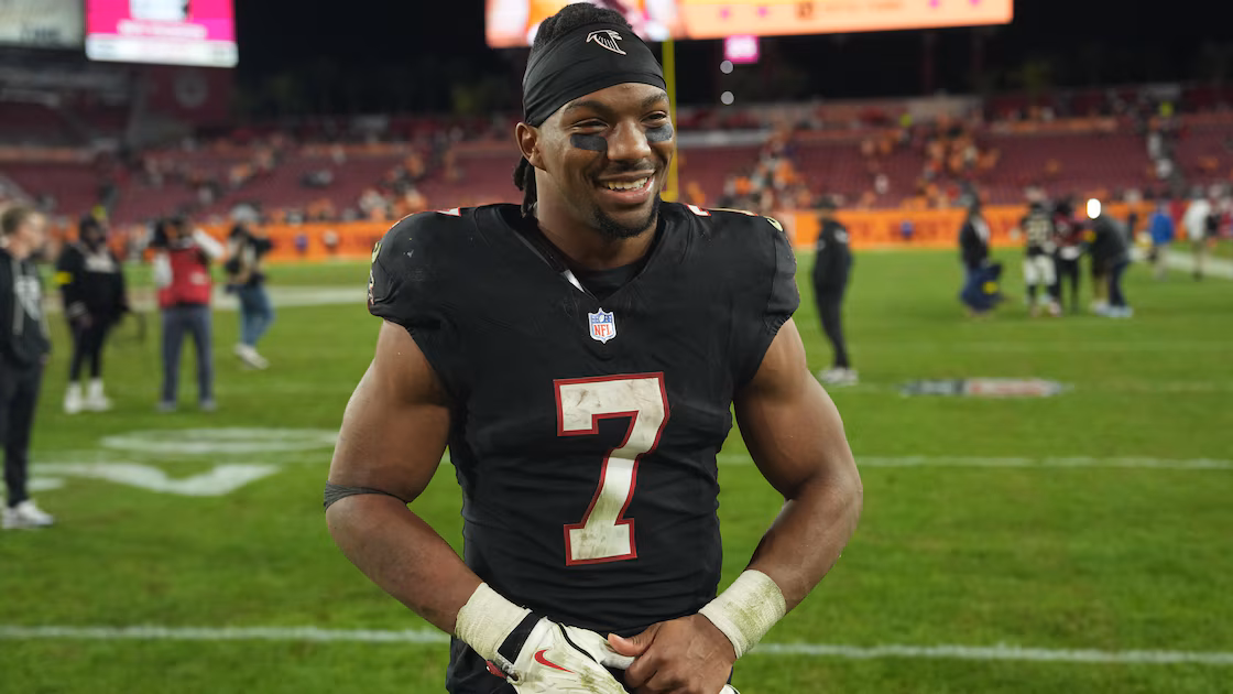 Bijan Robinson Responds to Fan’s Sign Asking Him to Be Baby’s Godfather in Viral Falcons-Dolphins Photo