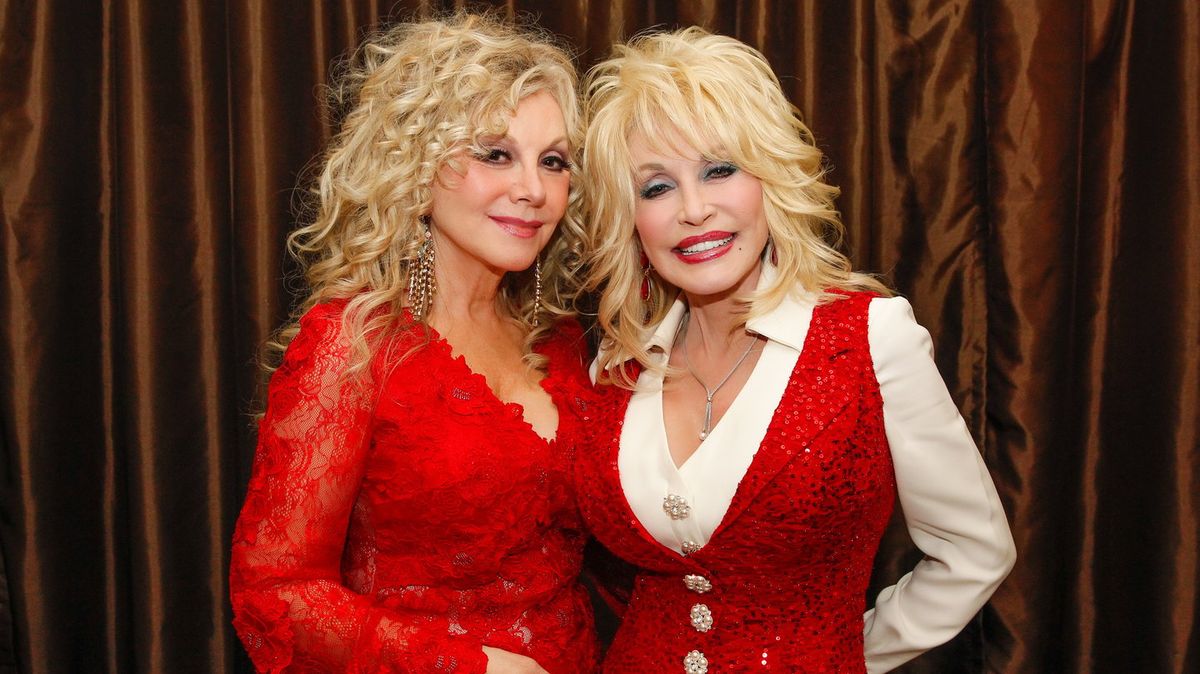 Dolly Parton’s Sister Reveals Heartbreaking Reason Singer Didn’t Disclose Cancer Diagnosis