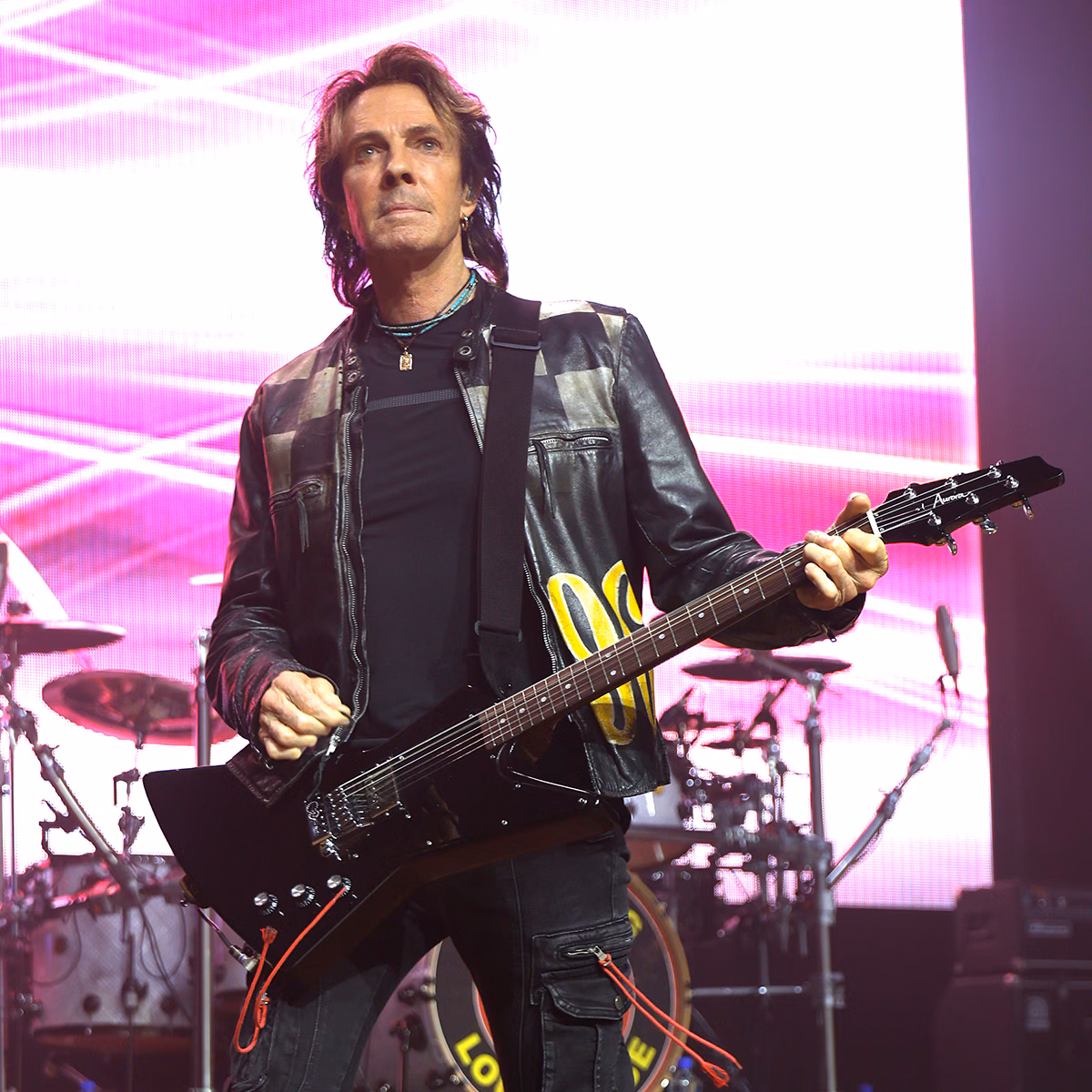 “Jessie’s Girl” Singer Rick Springfield Shows Off Toned Physique at 77