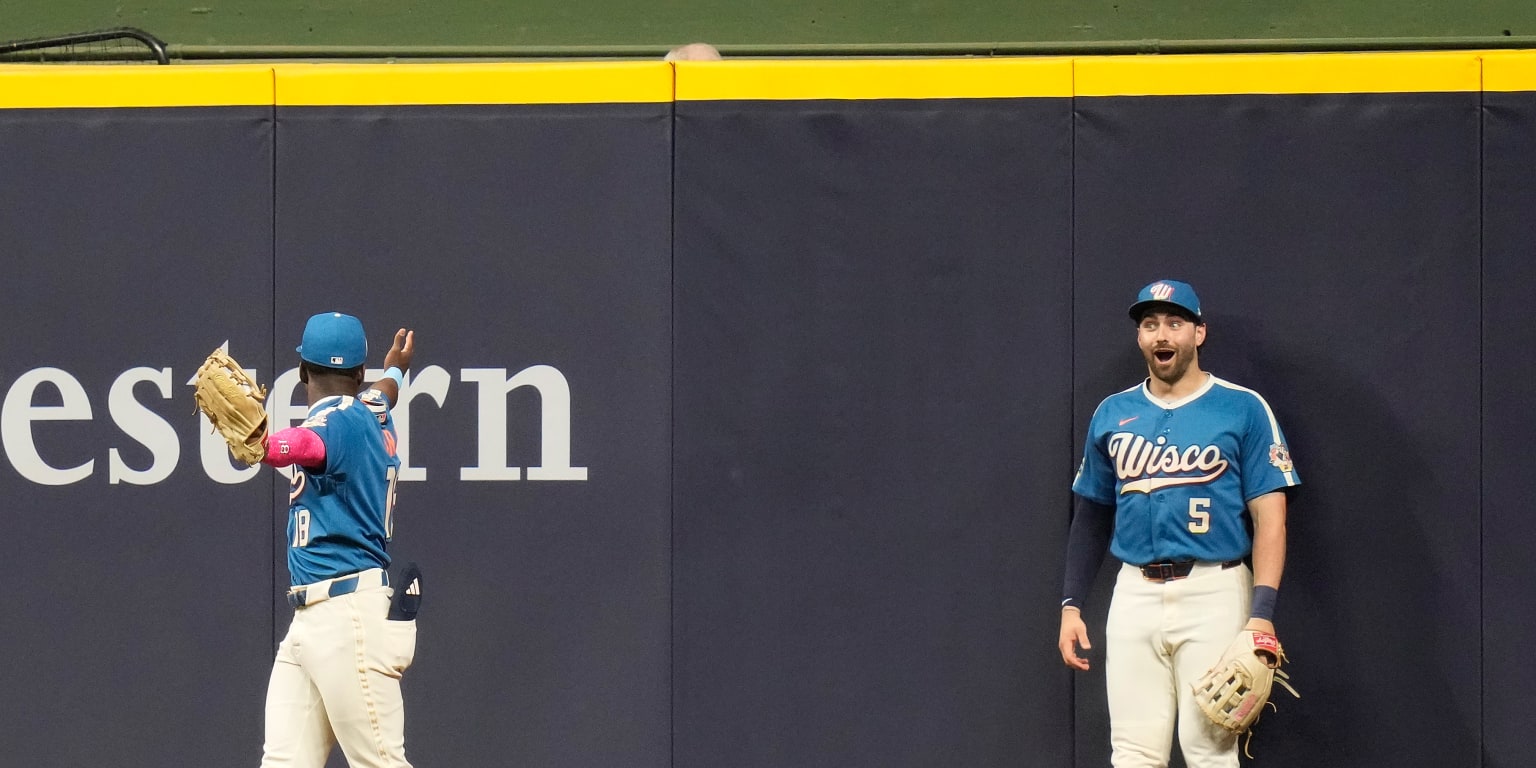 Luis Lara Makes Incredible Home Run Robbery for Brewers