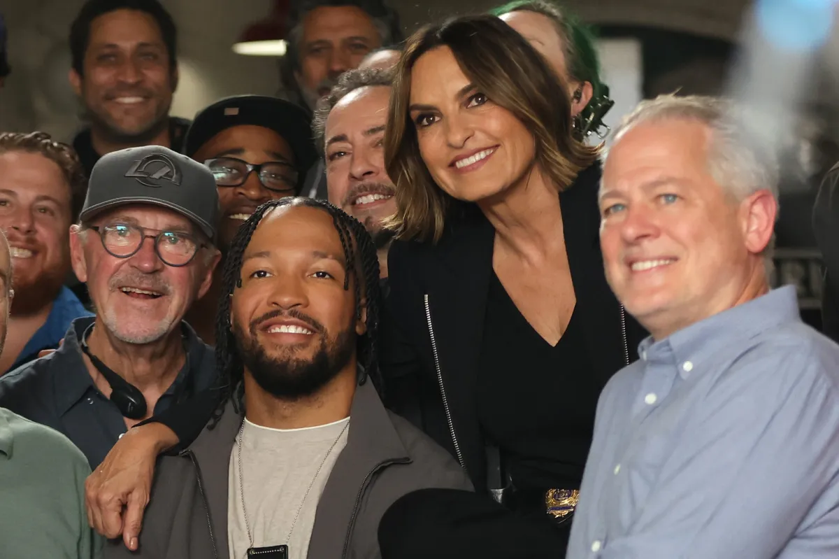 Mariska Hargitay and Jalen Brunson Pose on ‘Law and Order: SVU’ Set in Latest Star Photos