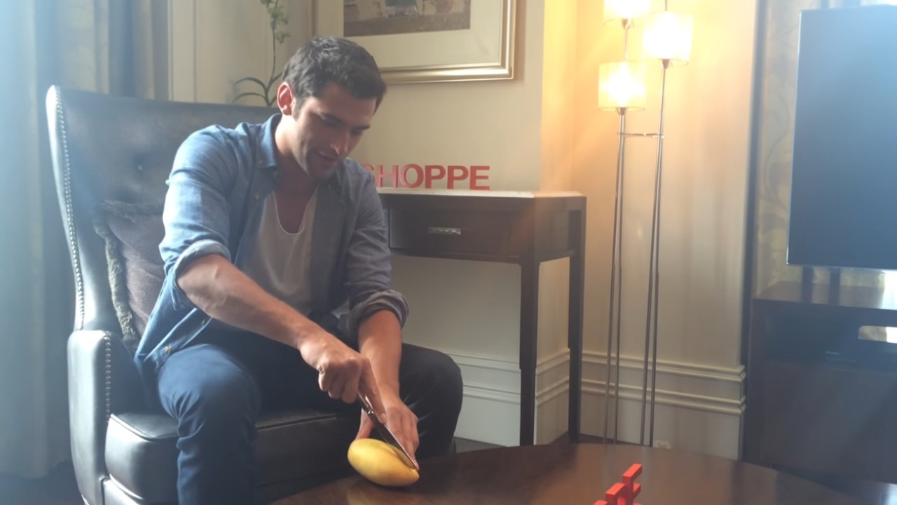 Model Sean O’Pry’s 2015 Mango-Cutting Tutorial Deemed the ‘Funniest Joke Ever’ on TikTok
