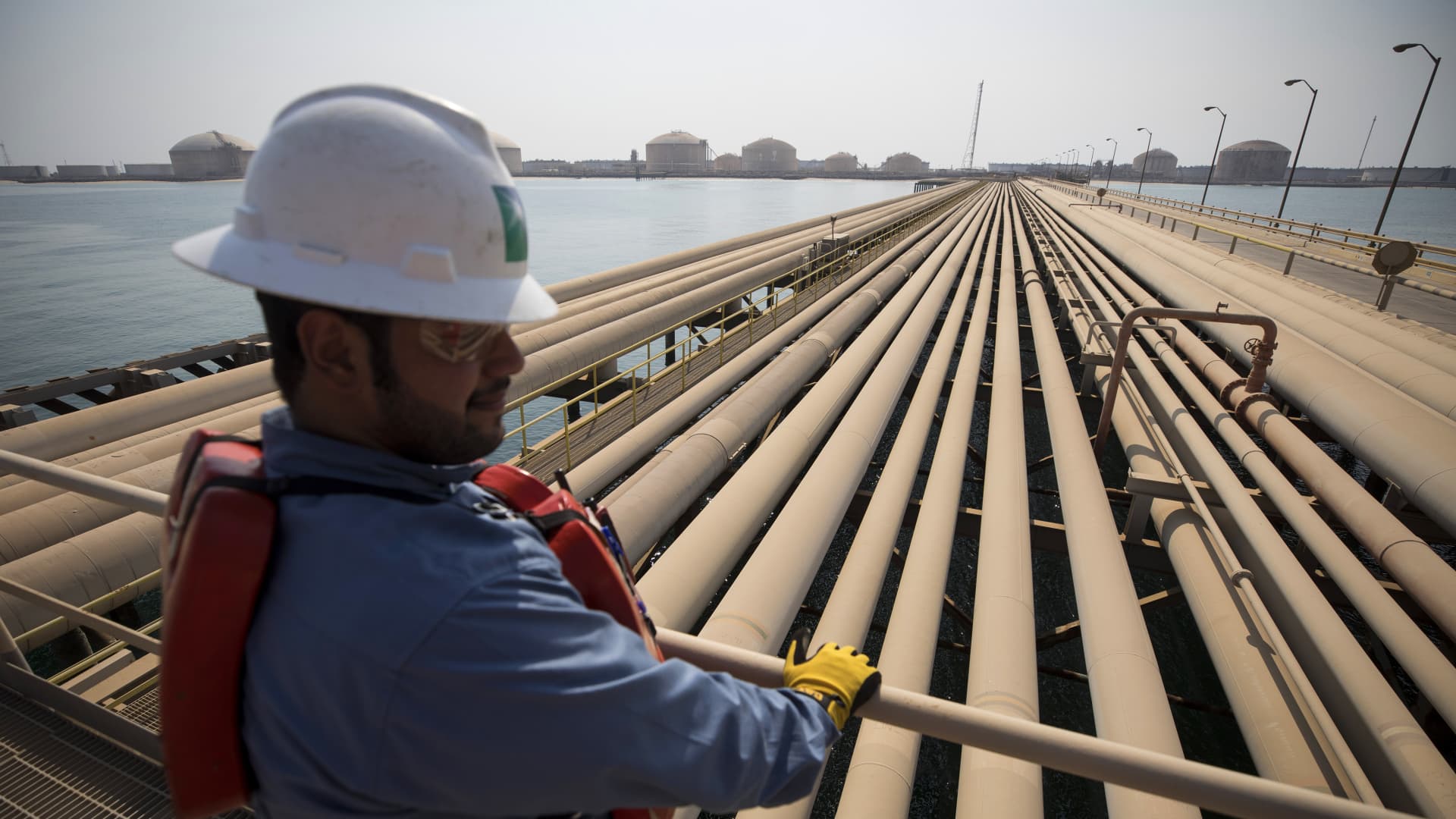 Oil Prices Dip Yet Stay on Track to Close Week Above $100