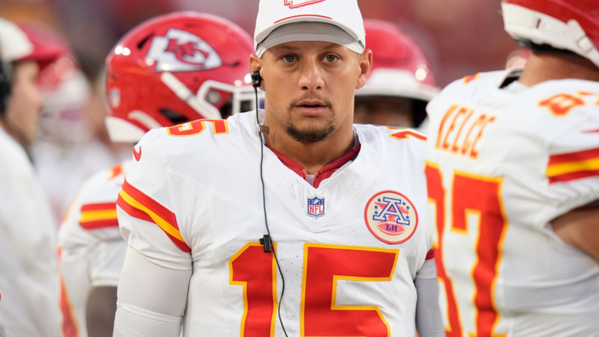 Patrick Mahomes Leaves in Frustration as Knee Injury Concerns Cloud Week 1 Return
