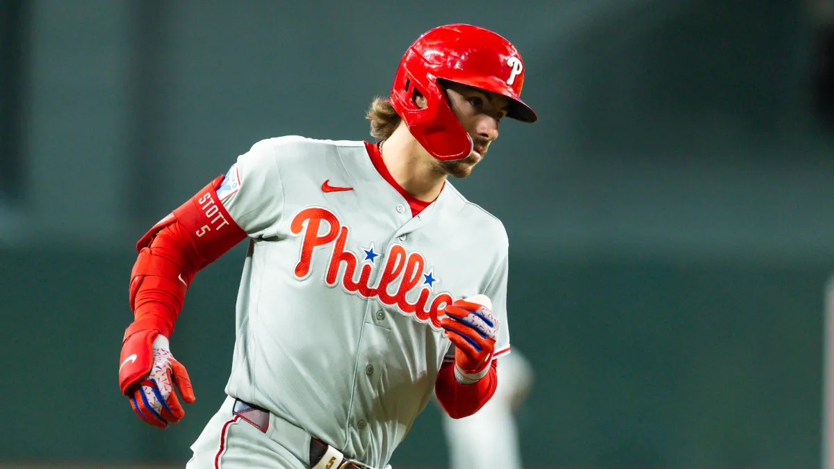 Philadelphia Phillies Close Out August With Tight Win in the Desert